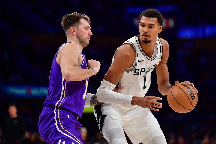 体育画报预测:马刺63胜联盟第1 湖人西部第4 火箭6 爵士7 勇士9 体育画报预测:马刺63胜联盟第1 湖人西部第4 火箭6 爵士7 勇士9